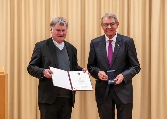 Bischof Manfred Scheuer (l.) überreichte dem langjährigen Chorleiter der Pfarre Wallern Walter Wernhart (r.) die Serverin-Medaille. | Foto: Diözese Linz/Kienberger   