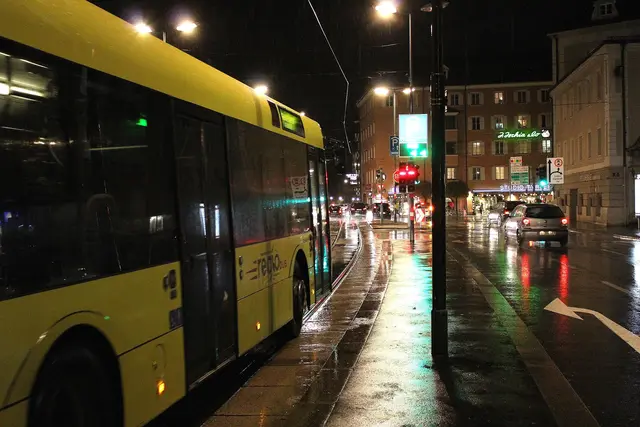 Drohungen, 14-Stunden-Dienste und Personalmangel fordern die Verkehrsbetriebe. Die Betriebsräte fordern sofortiges Handeln.