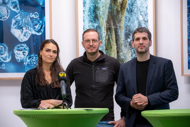 Von links: Nationalrätin Barbara Neßler, Fotograf Jürgen Merz und Nationalrat Lukas Hammer bei der Präsentation der Gletscherausstellung. | Foto: Grüne Tirol