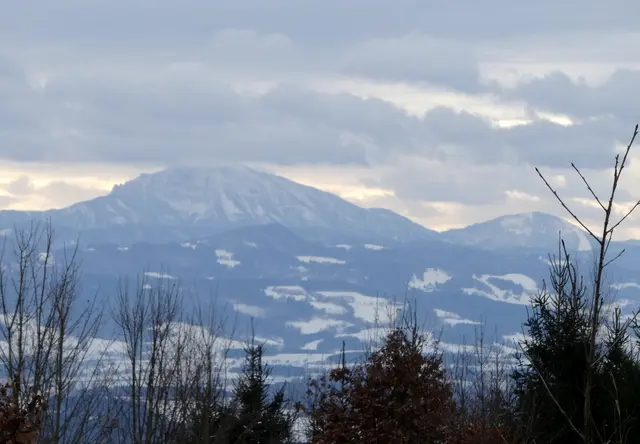 Der eher graue Ötscher in weiter Ferne
