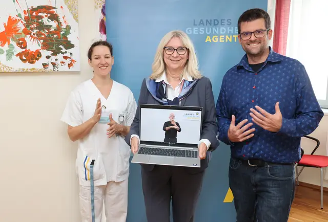 Gemeinsam für barrierefreie Kommunikation: GF Silvia Bodi, MA, mit Medienkoordinator Gerald Spiess und Gehörlosenbegleiterin Sarah Kaspar (UK Wiener Neustadt). | Foto: LGA