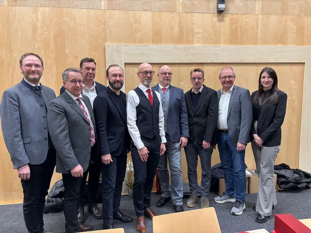 Die Bürgermeisterkollegen und politischen Mitstreiter gratulierten Bernd Mara und Christian Niesenbacher. | Foto: Almer