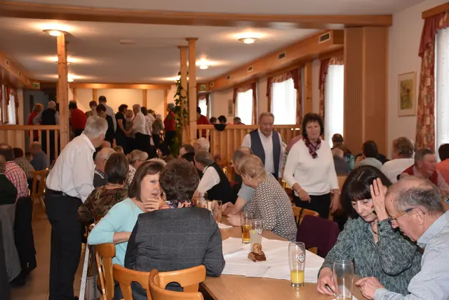 Der Seniorenbund Pabneukirchen lud zu einem unterhaltsamen Nachmittag bei Tanz, Musik und Unterhaltung.  | Foto: Zinterhof