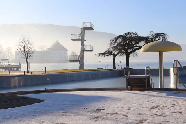 STRANDBAD in Seewalchen im Ruhemodus.
Blick zum Schloss Kammer.