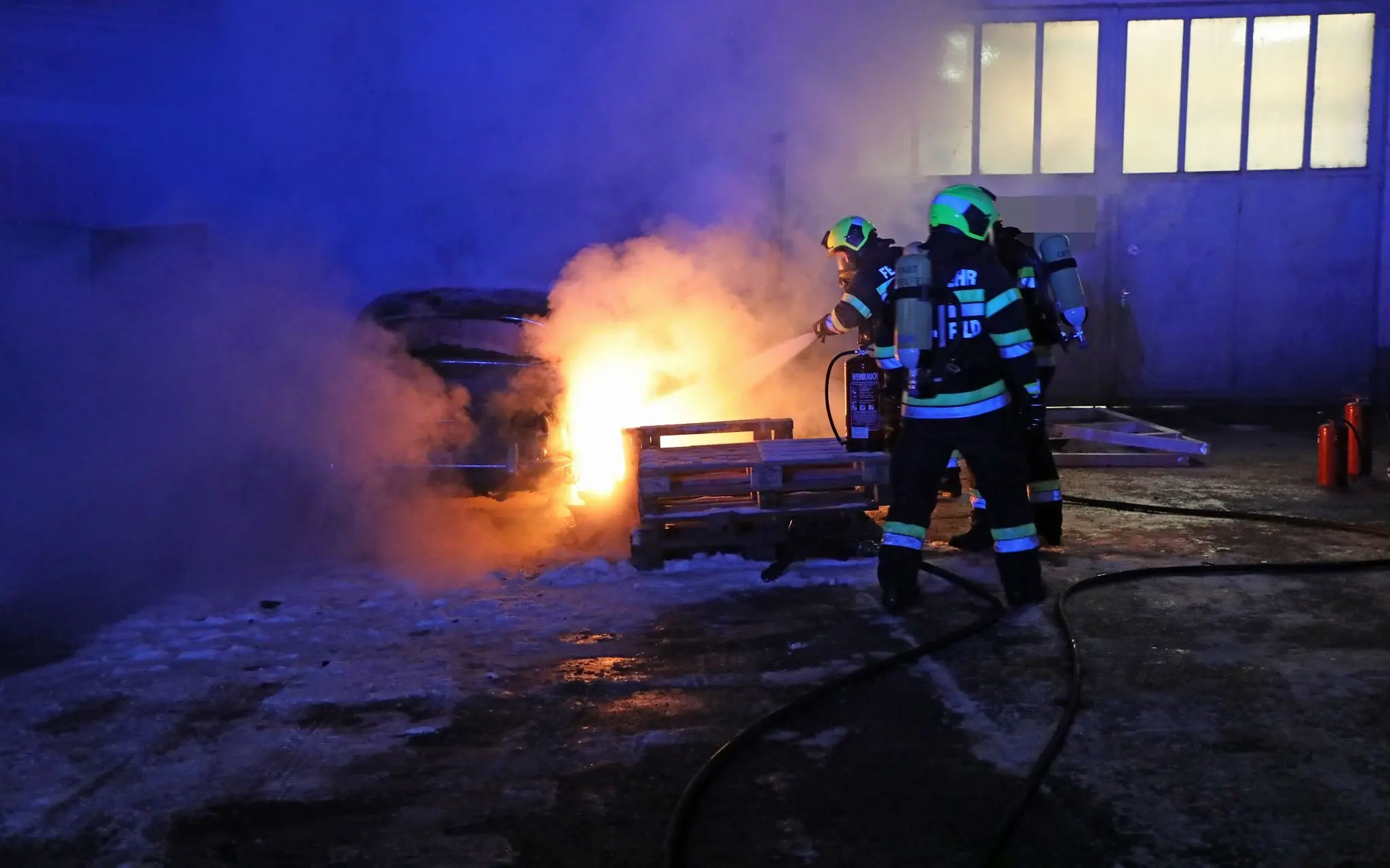 Heikler Einsatz: Auto brannte in Knittelfeld, Gasflaschen gesichert - ...