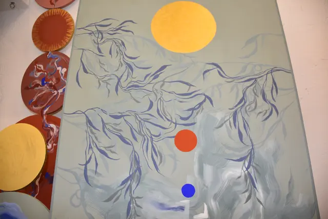 Sarah Maria Saminger bemalt Wände. In ihrem Atelier in Grein an der Donau stapeln sich große Rigips Platten. Diese sind mit floralen oder abstrakten Motiven bemalt. Farben und Formen wachsen über die Oberfläche und erzeugen Atmosphäre.  | Foto: Zinterhof