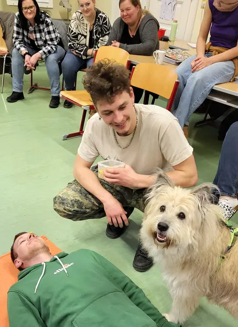 Hund "Marlo" vermittelte den Studierenden die Wirkung von tiergestützter Pädagogik auf anschauliche Weise. | Foto: Caritas