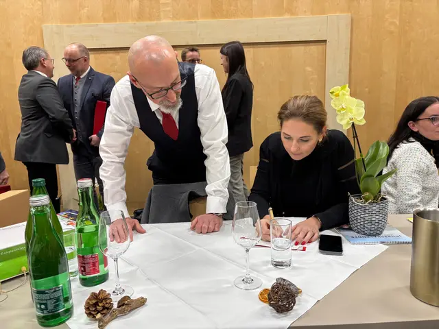 Der neue Bürgermeister Bernd Mara, hier mit BH Elisabeth Kladiva, ist schon fleißig im Einsatz. | Foto: Almer