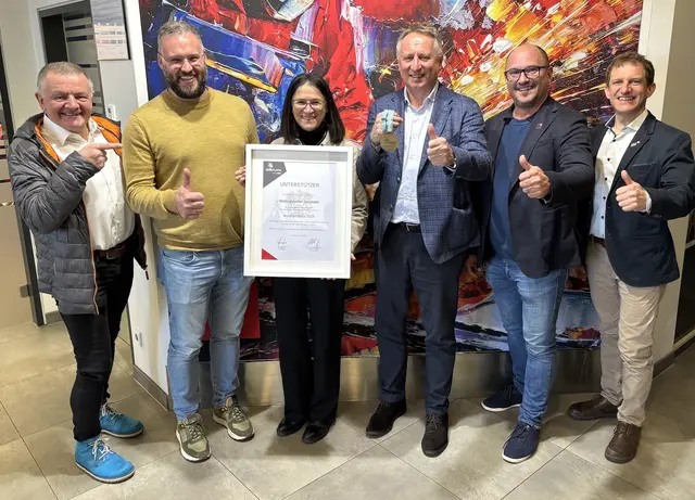 Anerkennung für Engagement in der Lehrlingsausbildung: Die Geschäftsführung von Willingshofer mit Vertretern der Austrian Skills bei der Überreichung von Urkunde und Medaille in Gasen. | Foto: MeinBezirk/PeterJ