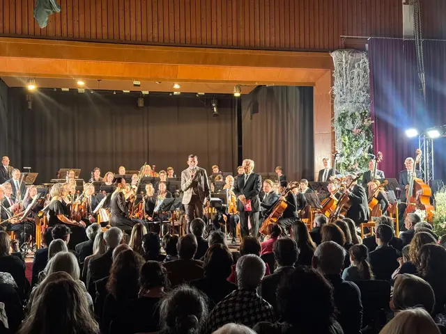 Bürgermeister Peter Stradner begrüßte das zahlreich erschienene Publikum in der Mehrzweckhalle. | Foto: Elisabeth Klapsch