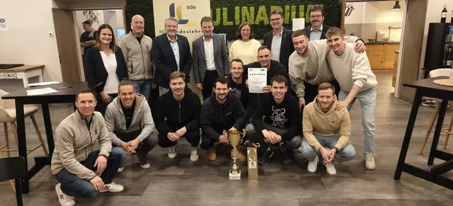 Die Lehrer aus dem Siegerteam aus Tulln konnten ihre Freude am Sieger-Foto nicht verbergen. | Foto: Privat