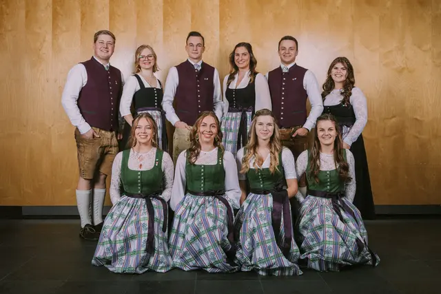 Die Landesleitung der Landjugend Salzburg organisierte den 13. Tag der Landjugend Salzburg in St. Johann. 
V.l.n.r. hinten Landesleiter-Stv. Michael Hollaus, Landjugendreferentin Theresa König, Landesleiter Noah Fischer, Geschäftsführerin Katharina Hangöbl, Landesleiter-Stv. Johannes Unterrainer, Landjugendreferentin Lisa Eßl
V.l.n.r. vorne Landesleiterin-Stv. Kerstin Voggenberger, Landesleiterin-Stv. Angelika Trickl, Landesleiterin Sarah Nestler, Landesleiterin-Stv. Selina Kurz
 | Foto: derPlotti | Matthäus Schröcker, Sead Dedic