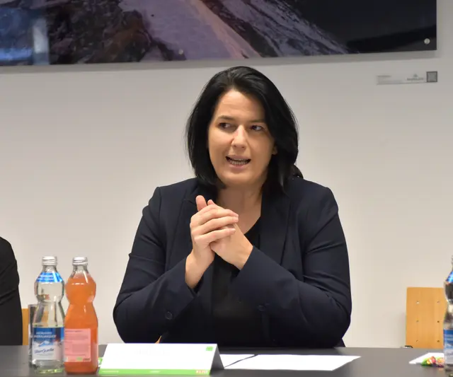 "Die Tiroler Wirtschaft hat wieder Boden unter den Füßen, aber sie läuft noch vorsichtig", sagt Barbara Thaler.  | Foto: Barbara Fluckinger