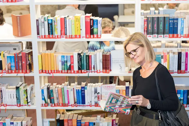 Bürgermeisterin Susanne Kaltenegger auf Besuch in der Stadtbücherei. | Foto: Stadt Bruck/Paller