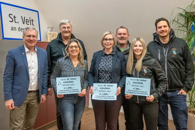 Die stolze Summe von 2.385 Euro konnte überreicht werden. | Foto: Stadt St. Veit