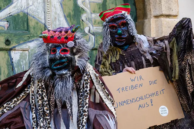 Der Perchtenlauf als politisches Statement: Die Omas gegen Rechts verbinden altes Brauchtum mit klarer Haltung gegen "Kritik an den Mächtigen".  | Foto: Zoe Ebner