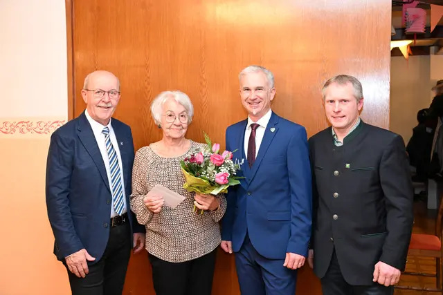Vizebürgermeister Franz Gallhuber, Helga Steinwendtner, Bürgermeister Michael Strasser, Gemeinderat Robert Gruber | Foto: Gemeinde Weinburg