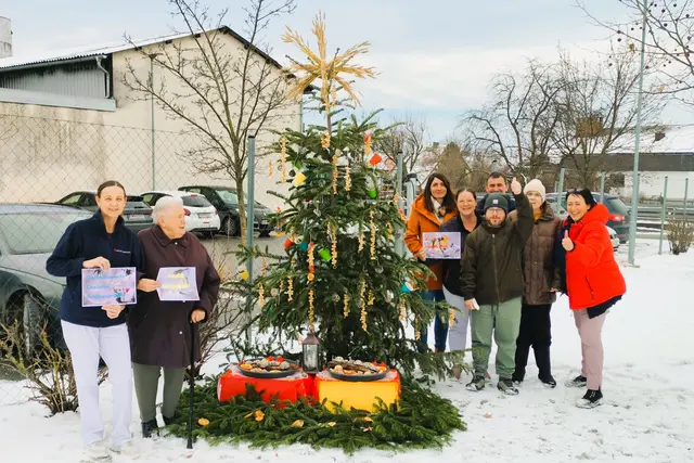 Der Christbaum vom Pflegekompetenzzentrum Großpetersdorf bekam eine neue Aufgabe und wird danach fachgerecht recyclet. | Foto: Sylvia Kremsner