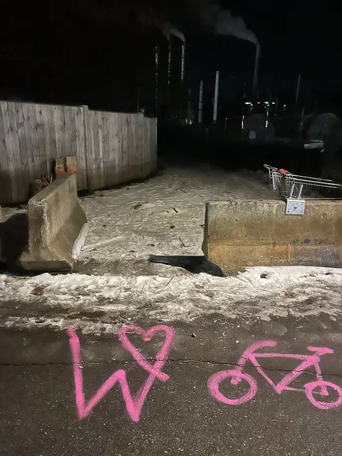 In der Nacht auf Mittwoch verschoben die Aktivistinnen und Aktivisten die Betonelemente, um den Weg vermeintlich wieder passierbar zu machen.  | Foto: Widerstandskollektiv