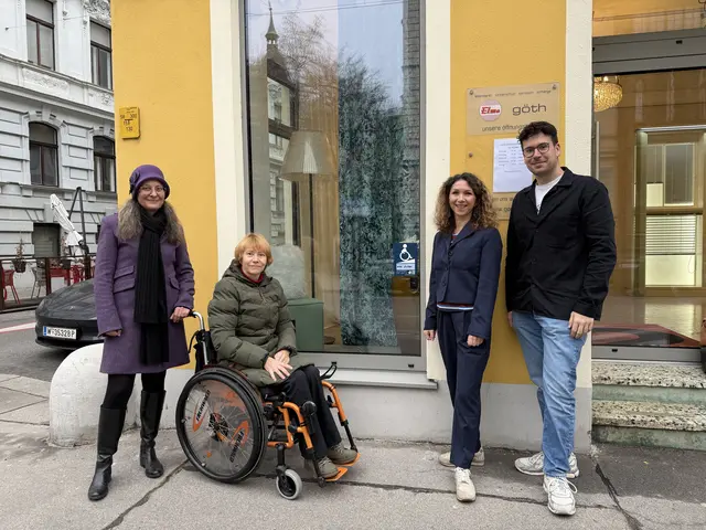 Freuen sich über die neuen Rampenpickerl (auf der Auslagenscheibe klebt schon eines): Petra Tierscherl, Karin Chladek, Angelika Wenzler-Göth und Michael Luxenberger (v.l.). | Foto: BV5