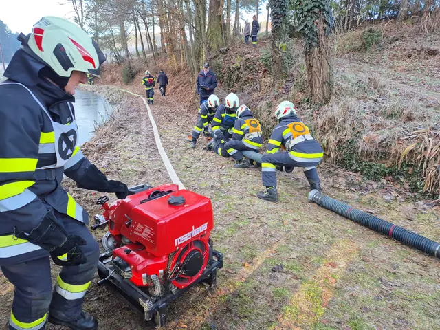 Die Feuerwehrmänner im Einsatz für das Leistungsabzeichen | Foto: FF Pölfing-Brunn