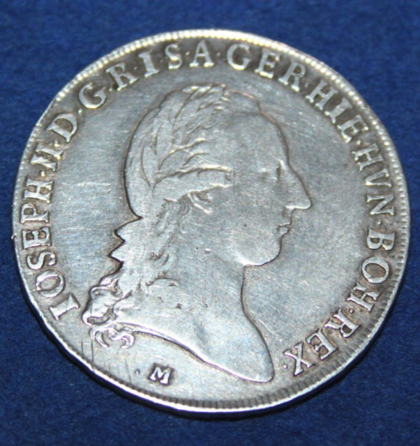 Das Sortiment reicht von militärhistorischen Orden und Auszeichnungen über Militaria verschiedenster Epochen bis hin zu Münzen, Briefmarken und ausgewählten Antiquitäten. | Foto: Militaria Antik