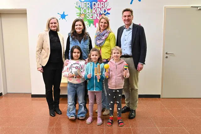 Schulqualitätsmanagerin Christine Schmutz, Schulleiterin Daniela Wurz, Lehrerin Gudrun Wallner und Bürgermeister Werner Krammer mit musikbegeisterten Volksschulkindern.