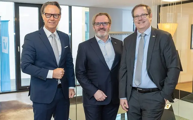  IV OÖ-Geschäftsführer Joachim Haindl-Grutsch, IV OÖ-Präsident Thomas Bründl und JKU-Rektor Univ. Prof. Stefan Koch (v. l.).  | Foto: IV OÖ/Roland Pelzl