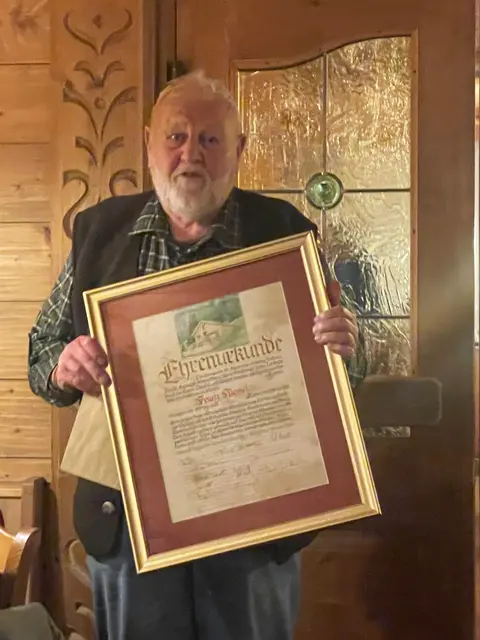 Ehre, wem Ehre gebührt: Franz Hiesel erhielt u.a. eine Urkunde, die von den Bürgermeistern der beteiligten Gemeinden unterzeichnet wurde.  | Foto: Helmut Mall