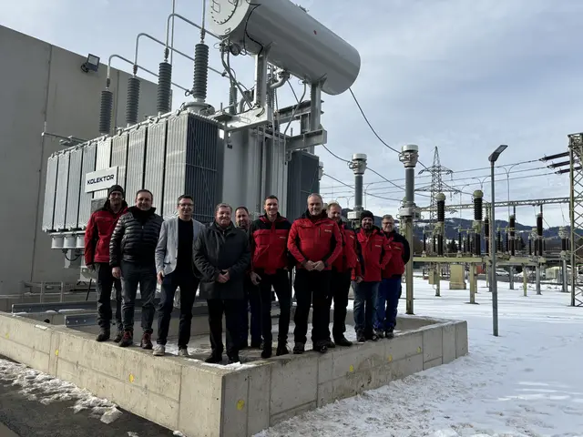 Ein Team der Stadtwerke Judenburg vor dem neuen Transformator. | Foto: MeinBezirk/Stefan Verderber