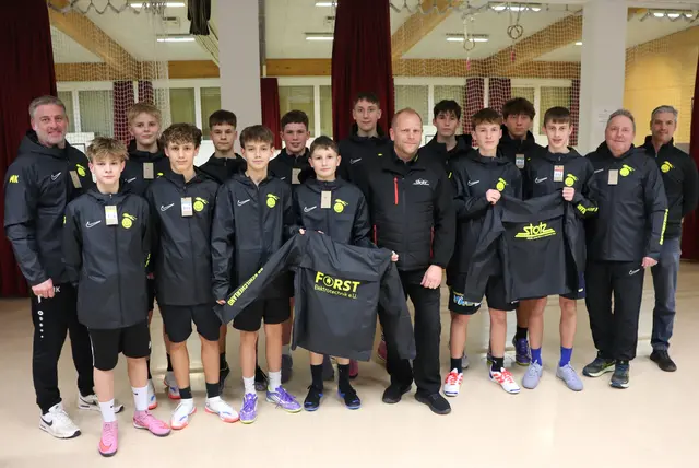 Mit den Regenjacken in der trockenen Galerie der Sporthalle Stainz | Foto: Gerhard Langmann