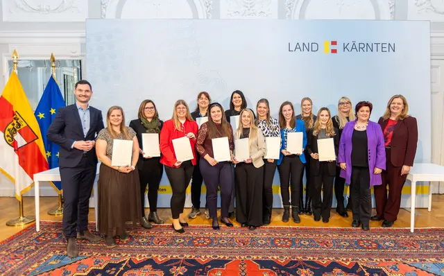 Gruppenfoto der IBB Zertifikatsverleihung "Leitungslehrgang" im Spiegelsaal mit Landesrat Peter Reichmann | Foto: LPD Kärnten/Wajand