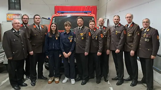 EHVM Robert Maneth, OFM Tobias Höller, Feuerwehrkommandant HBI Markus Hofmann, PFM Hanna Steurer, JFM Gregor Hammel, V Markus Schwanzer-Eckenfellner, LM Dominik Maneth, LM Gernot Wallner, VM Daniel Schmidt, EOBI Josef Schmidt, Abschnittsfeuerwehrkommandant BR Ernst Mantler | Foto: FF Feuersbrunn/Wolfgang Urban