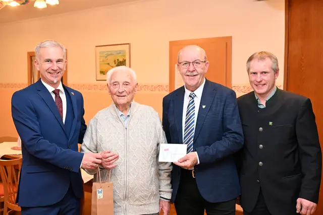 Bürgermeister Michael Strasser, Leopold Fasel, Vizebürgermeister Franz Gallhuber, Gemeinderat Robert Gruber | Foto: Gemeinde Weinburg
