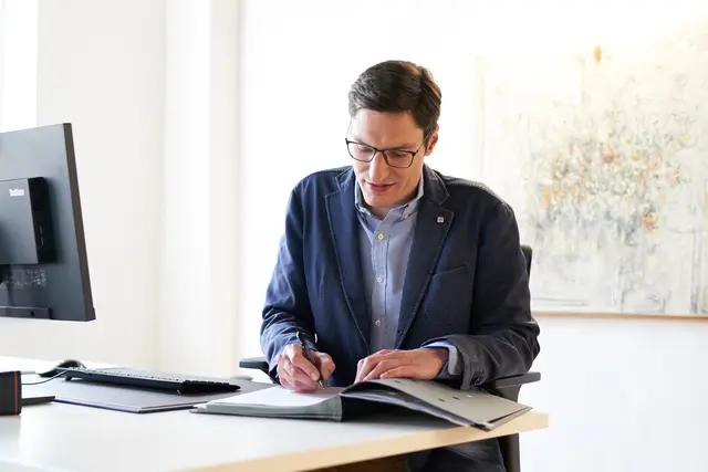 Geht es nach dem Welser SP-Politiker Stefan Ganzert, so sollen die Gewinne von stadteigenen Energieanbietern den Kunden zugute kommen. | Foto: Ganzert