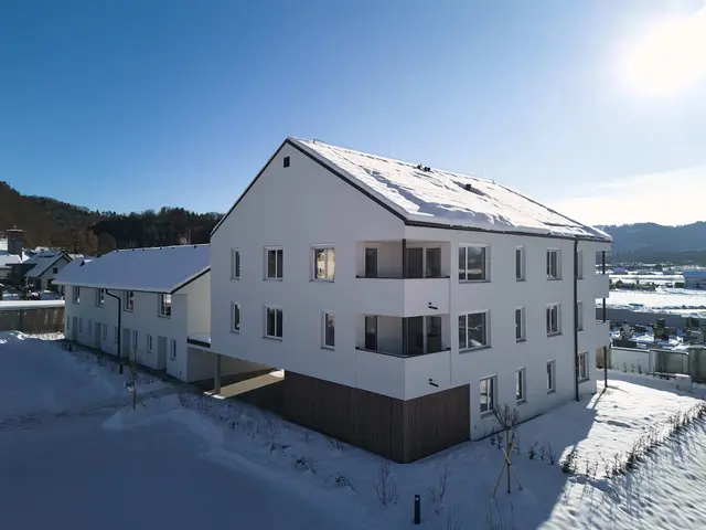 Geplant von rhp zt-gmbh wurden in St. Johann im Saggautal ein zwei- und ein dreigeschossiges Haus mit Walmdächern in Massivbauweise mit insgesamt zwölf Wohnungen errichtet.  | Foto: Chris Radl
