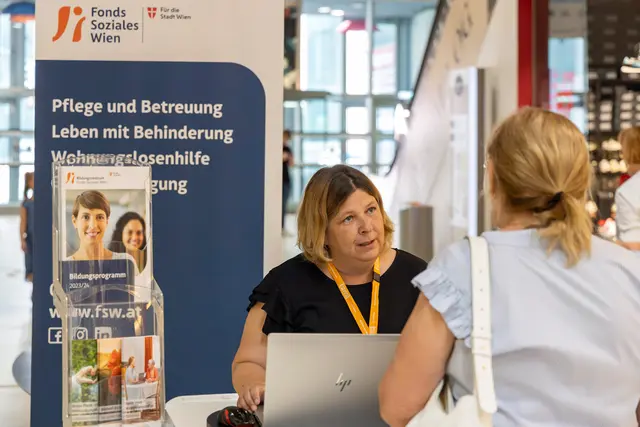 Um pflegende An- und Zugehörige zu stärken und zu entlasten, hat der Fonds Soziales Wien (FSW) ein eigenes Unterstützungsnetzwerk aufgebaut.  | Foto: FSW