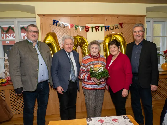 Bürgermeister Ludwig Huber, Landesobmann LH a.D. Josef Pühringer, die Jubilarin Maria Stockhammer, Orts-Obfrau von Weilbach Anna Ornetsmüller, Bezirksobmann von Ried Walter Nömaier. | Foto: OÖ Seniorenbund
