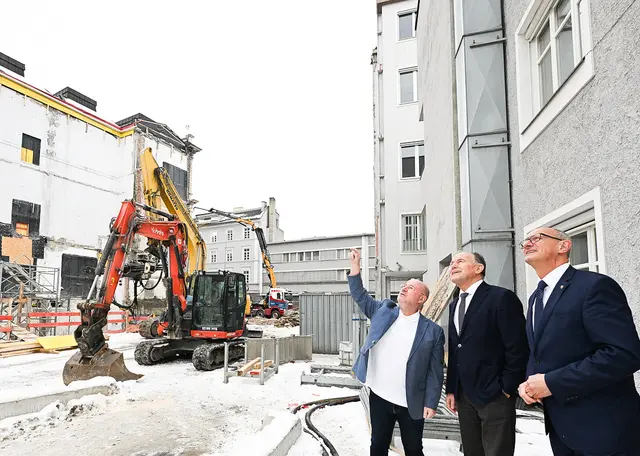 Direktor Andreas Rudigier, Franz Pegger, Vorsitzender des Vereins Tiroler Landesmuseum Ferdinandeum, und Landeshauptmann Anton Mattle auf der Ferdinandeums-Baustelle (v. li.) | Foto:  Martin Vandory