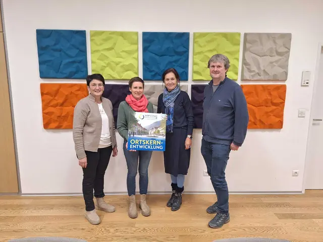 Vizebürgermeisterin Christa Dorner und Regionalberaterin Sarah Kühr von der NÖ Dorf- und Stadterneuerung gemeinsam mit der künftigen Amtsleiterin Veronika Reichhuber und dem geschäftsführenden Gemeinderat Michael Wagner  | Foto: Gemeinde Aschbach-Markt