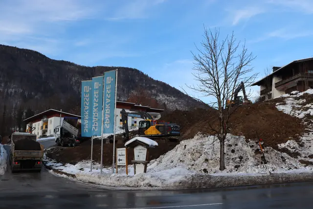 Es geht los: die ersten Bagger am Bäckenbichl in Thiersee sind schon unterwegs. Das neue Hotel "Armona Lodge" soll noch heuer fertig werden. | Foto: Christiane Nimpf
