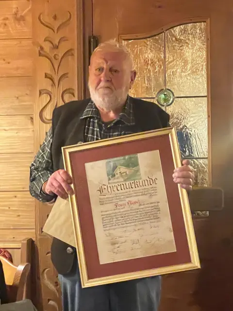 Ehre, wem Ehre gebührt: Franz Hiesel erhielt u.a. eine Urkunde, die von den Bürgermeistern der beteiligten Gemeinden unterzeichnet wurde.  | Foto: Helmut Mall