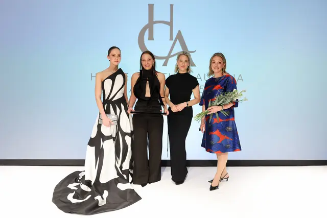 Katharina Schönbauer-Manak (2.v.l.) mit Model in ihrer siegreichen Robe sowie (1.v.l.) mit Verena Kaspar-Eisert (Heidi Horten Collection) und Patrizia Markus (Bundesinnungsmeisterin-Stv.) | Foto: Katharina Schiffl