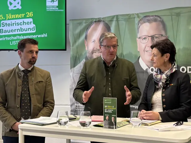 Bauernbund-Direktor Bernd Brodtrager (l.), Landwirtschaftskammer-Präsident Andreas Steinegger (Mitte) und Vizepräsidentin Maria Pein. | Foto: Margot Jeitler