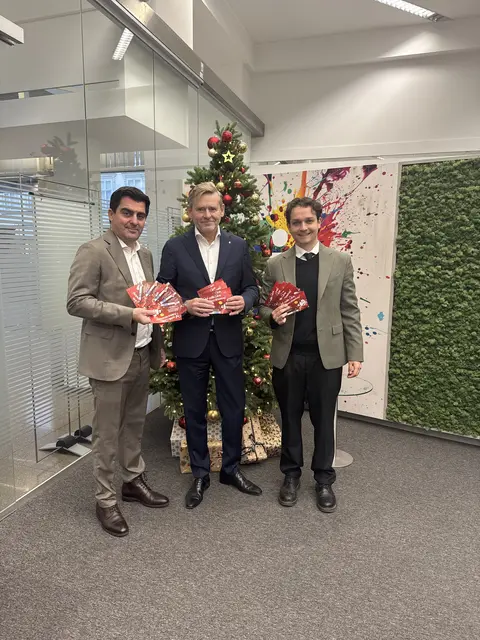 Drei Glücksengerln (v. l. n. r.): Bürgermeister Christian Gepp, Sparkassen-Vorstandsdirektor Armand A. Drobesch und Stadtmarketing-Obmann Michael Weingartshofer bei der Ziehung.  | Foto: Stadtgemeinde Korneuburg