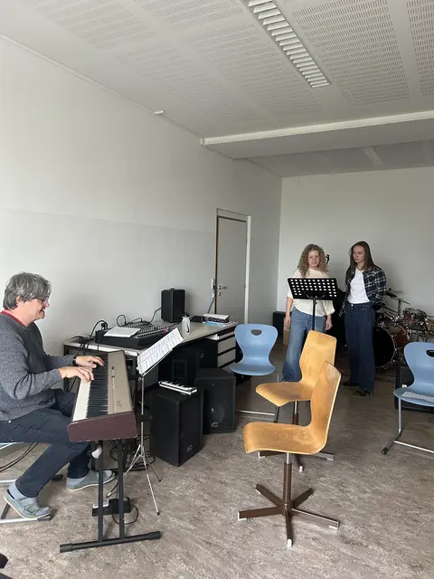 Die Schüler gestalteten mit viel Kreativität die Requisiten und Kostüme. | Foto: Gymnasium Dachsberg