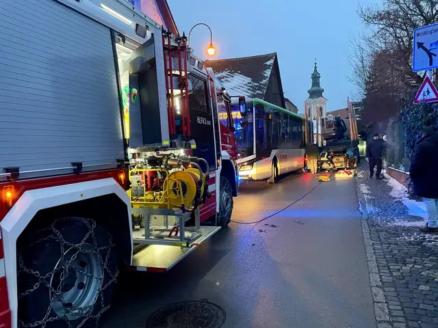 Am Mittwoch Nachmittag ging in der Weidlinge Enge für einige Zeit nichts mehr. | Foto: FF Weidling