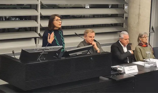 Prof. Margit Reiter moderiert die           Podiumsdiskussion 

Foto FMZ