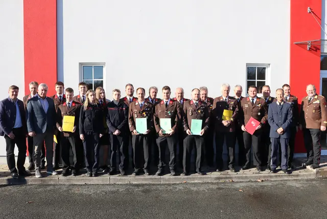 Die Beförderten und Ausgezeichneten mit den Ehrengästen | Foto: Gerhard Langmann