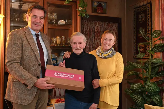 Bürgermeister Werner Krammer, Jubilar Johann Hofmarcher und Irene Kemeter (Tochter) | Foto: Stadt Waidhofen an der Ybbs